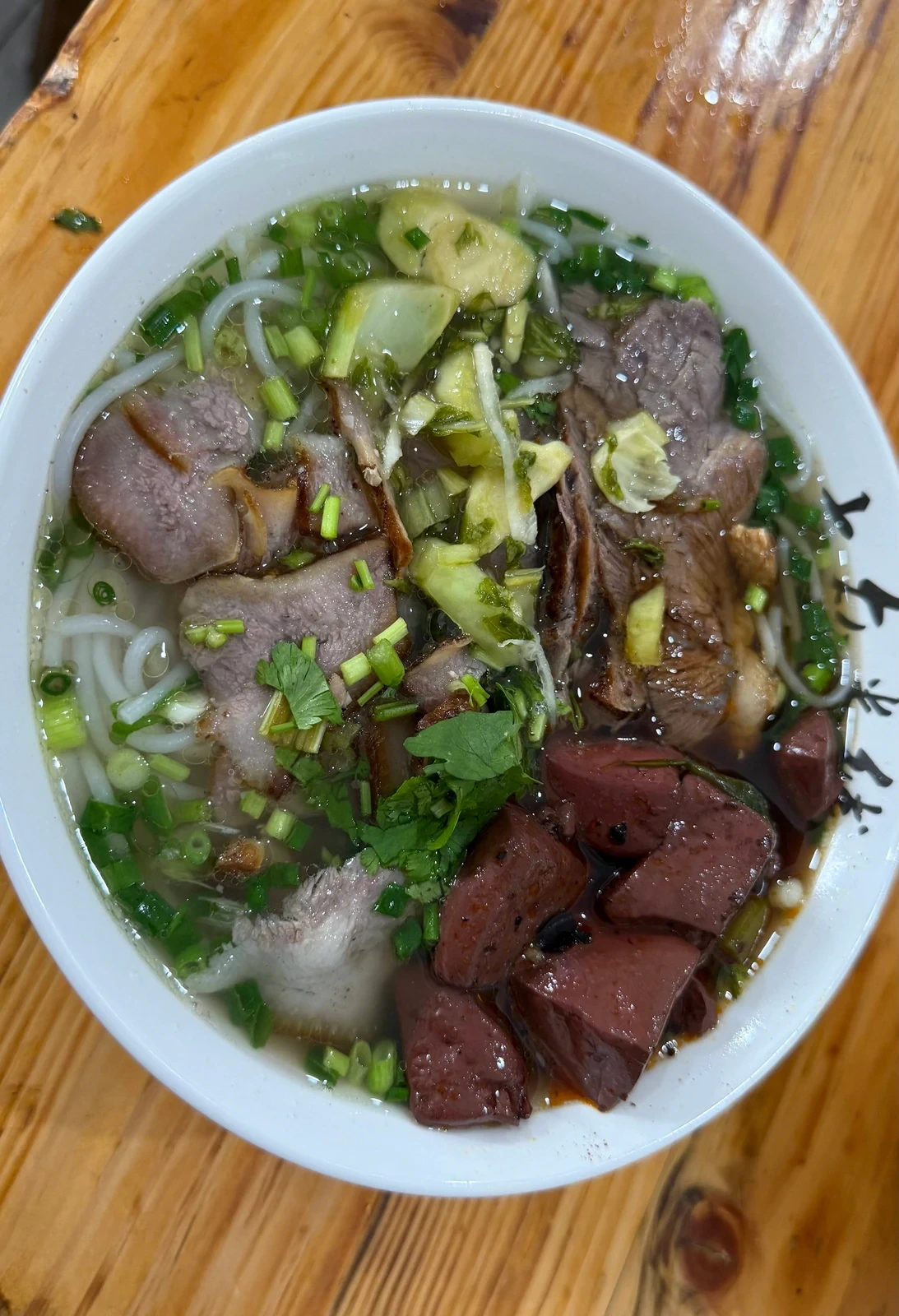 上次吃米线还是三月份，今晚路过那家店发现还开着，进去要了一碗酸菜肉末的，汤底居然没怎么变。